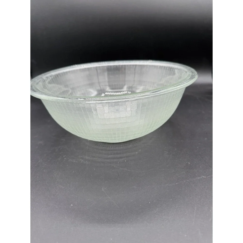 ❄️✨ Vintage Pyrex Frosted Basket‑Weave Textured Bowl – Ovenware – 1960s–1980s